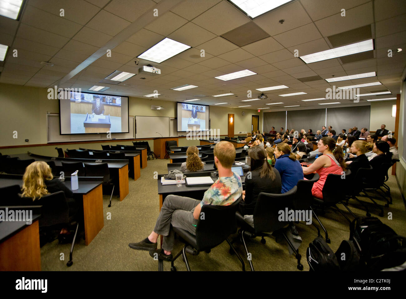 Schüler hören aufmerksam auf video Verfahren des Moot Court der Law School der University of California. Stockfoto