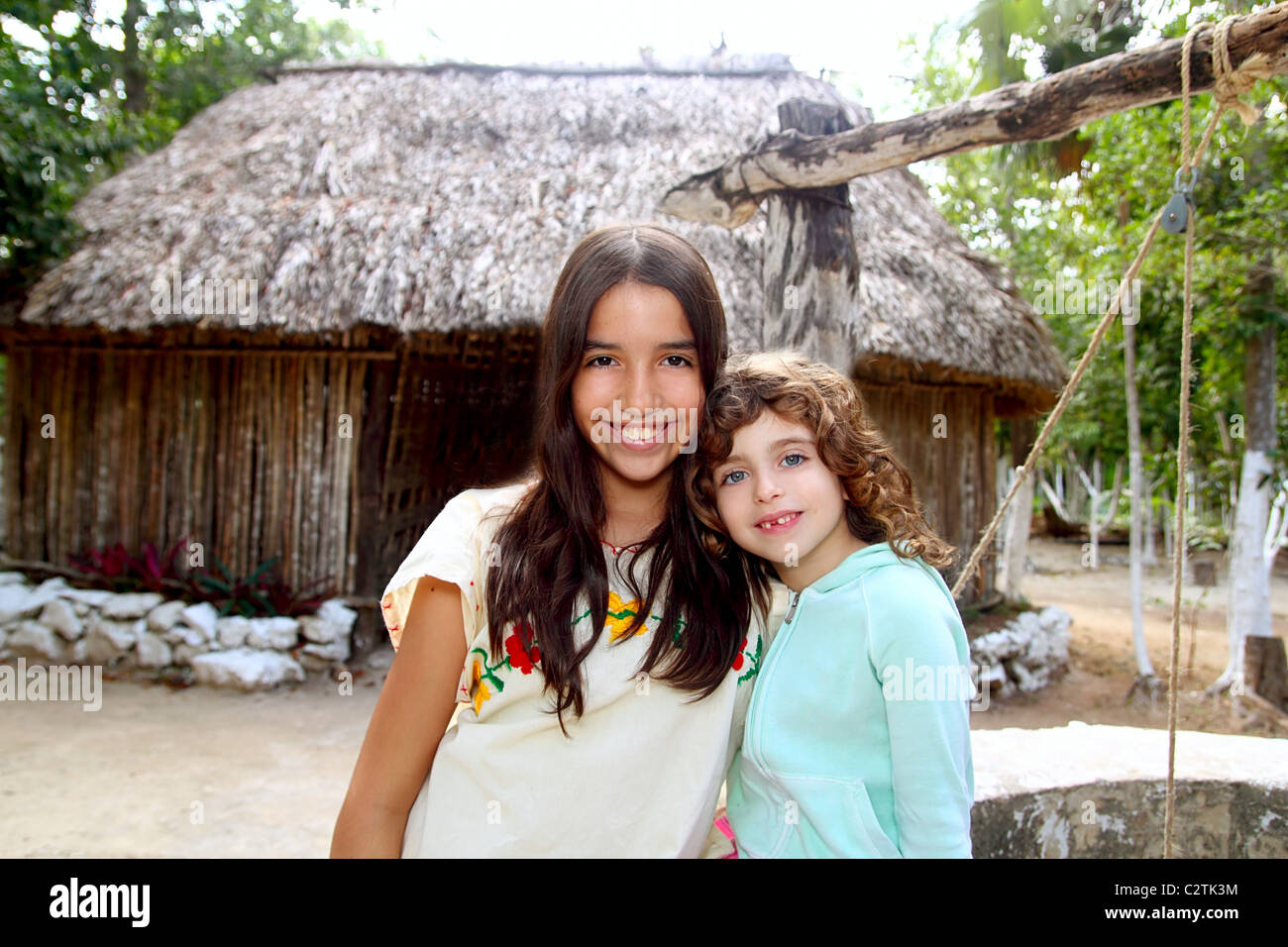 Maya-Latein Inderin mit kaukasischen Freundin vielfältig Ethnizität Stockfoto