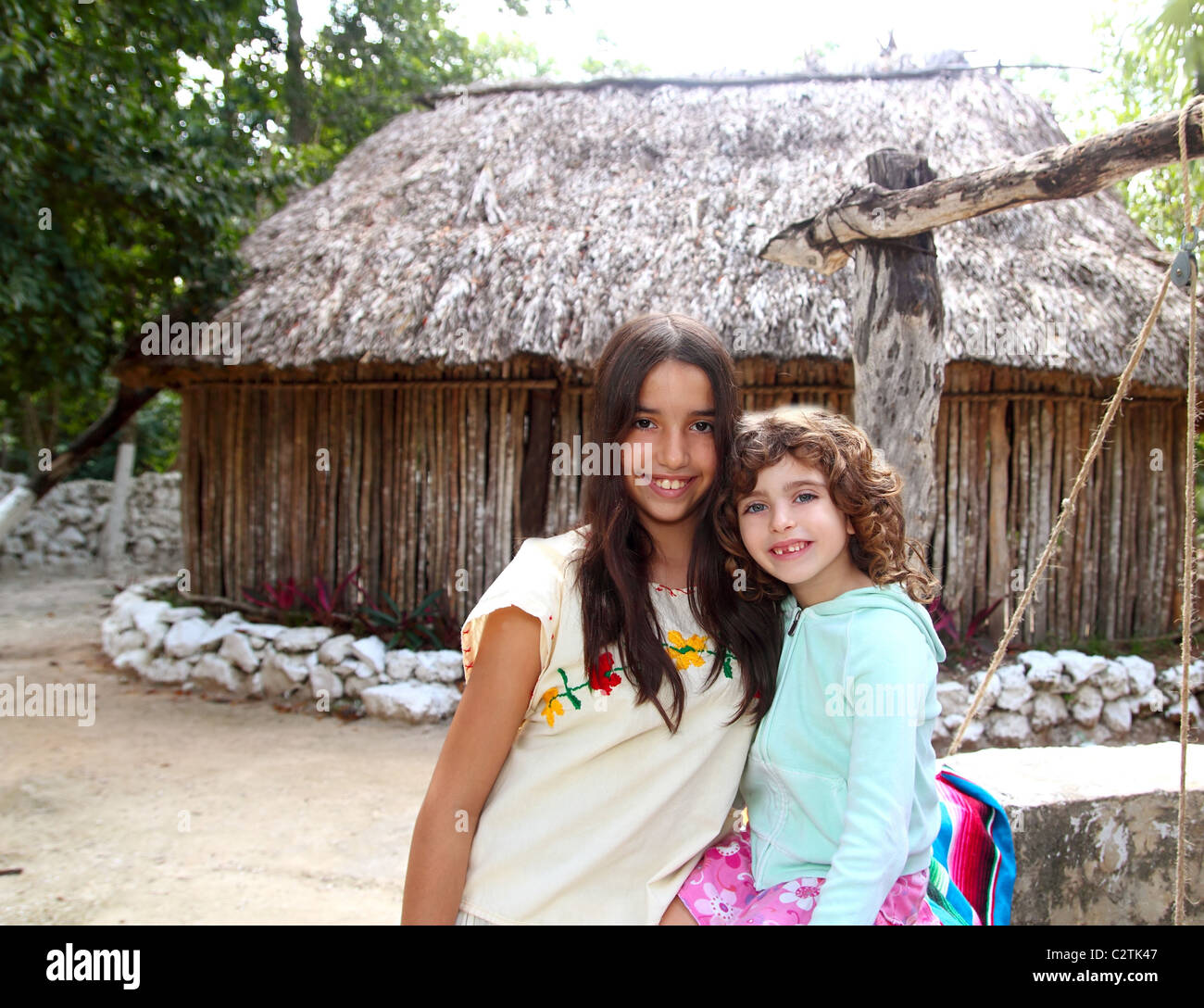 Maya-Latein Inderin mit kaukasischen Freundin vielfältig Ethnizität Stockfoto