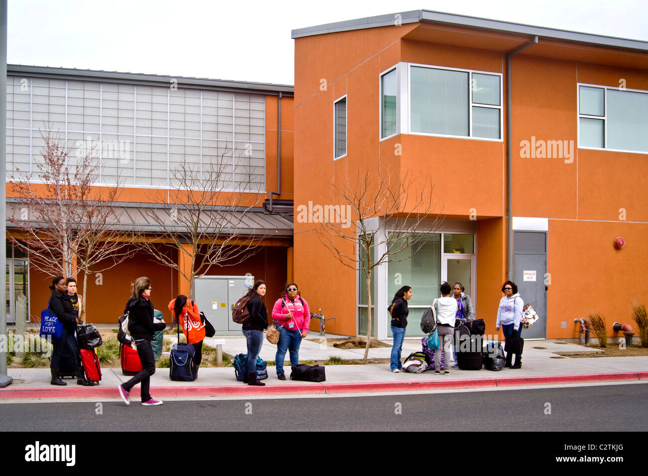 Studenten warten auf einen Bus auf Bobcat Lane außerhalb der Yablokoff-Wallace Restaurant Center an der University of California, Merced. Stockfoto