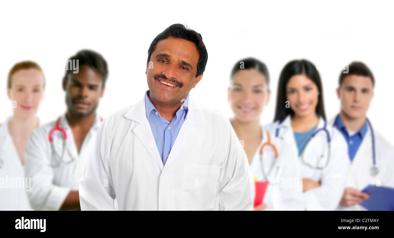 Indische Latein Know-how Arzt Multi ethnischen Ärzte Krankenschwester im Hintergrund Stockfoto