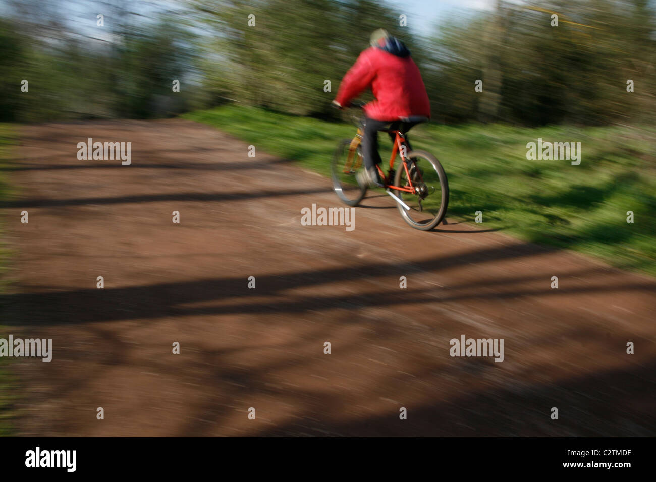 schnellen Fahrrad auf Feldweg in der Sonne Stockfoto