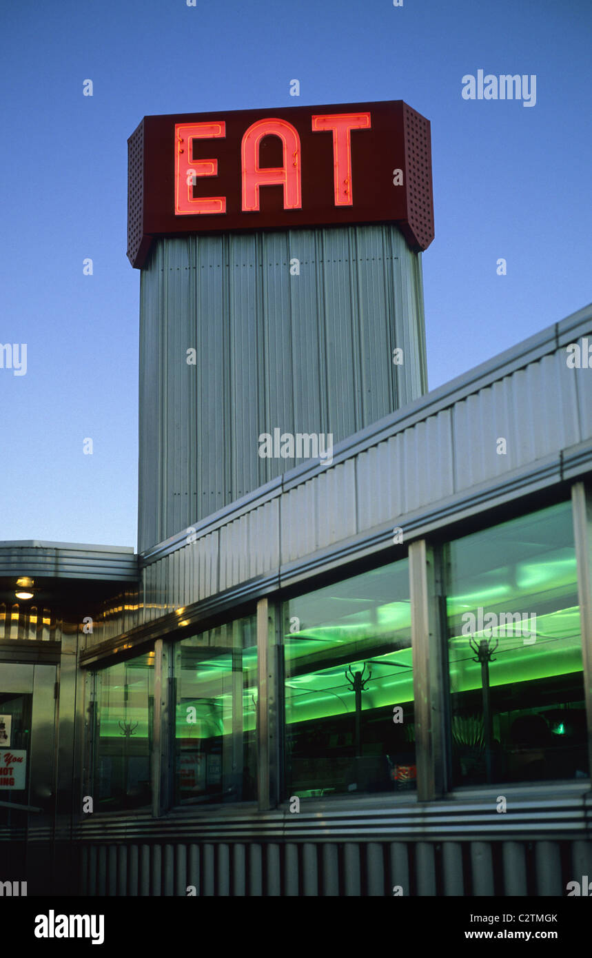 ZIP "Eat" Diner-Zeichen in der Nacht. Das Hotel liegt in Dayville, Connecticut. Zip ist ein 1954 O'Mahoney Diner in New Jersey hergestellt. Stockfoto