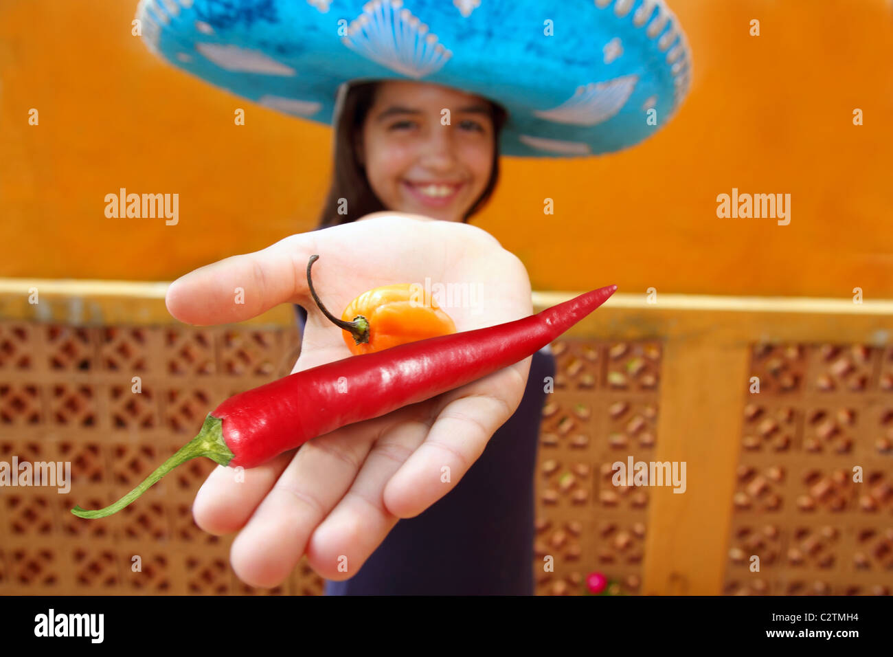 Mexikanisches Mädchen Habanero und Red hot Chili peppers mexikanischen Hut Stockfoto