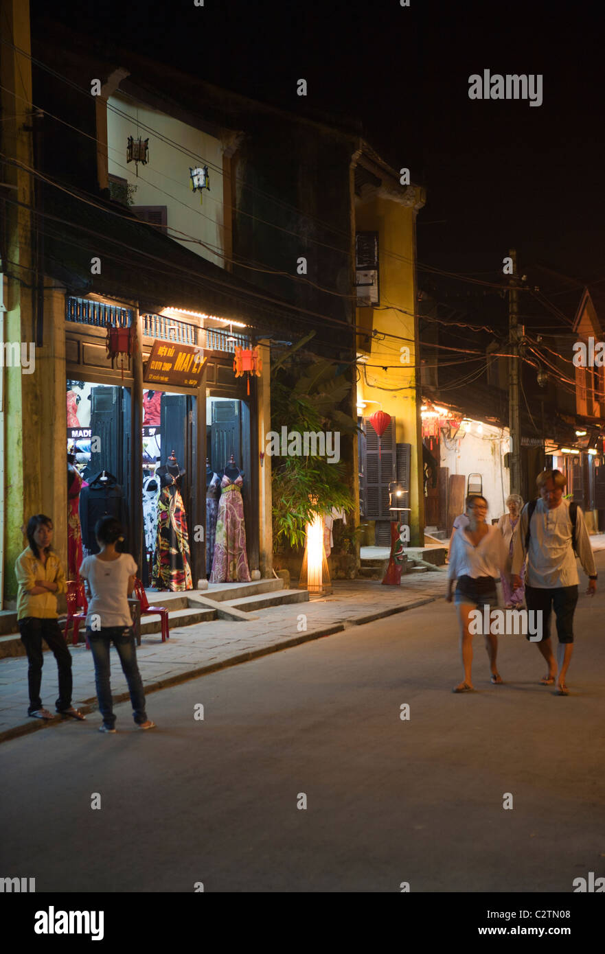 Abendstimmung auf der Nguyen Thai Hoc Str. in Hoi an ein Stockfoto