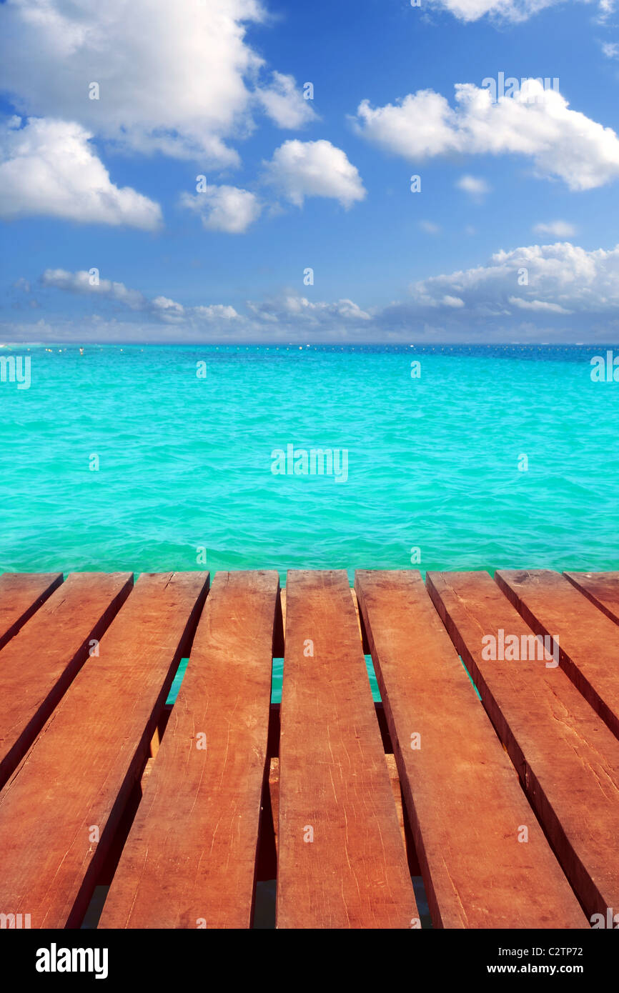 Karibische Holz Pier mit Türkis Aqua Meer blauer Himmel Riviera Maya Stockfoto