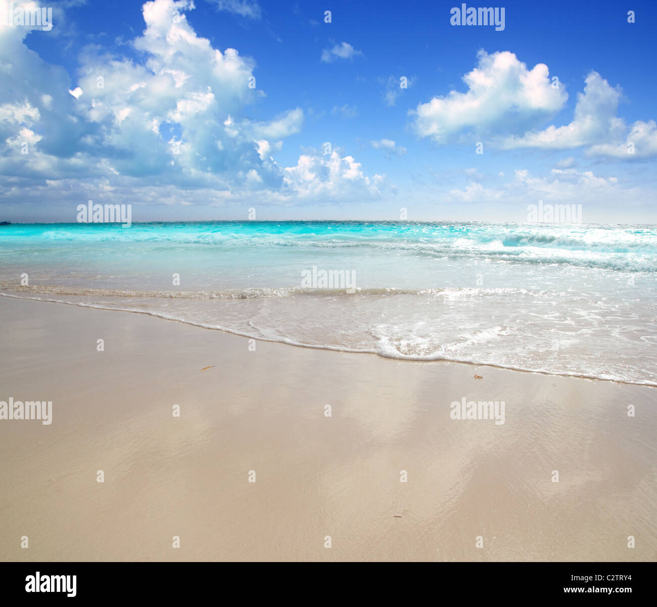 karibischer Morgen Licht Strand nassen Sand Reflexion Tulum Mexiko Stockfoto