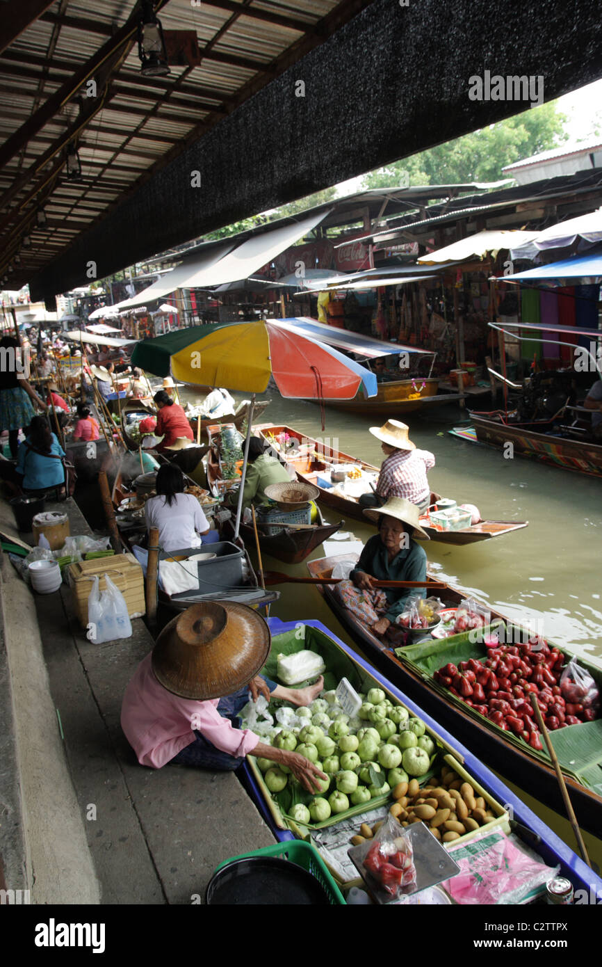 Lebensmittel-Händler am Kanal, Damnoen Saduak Floating Market, Thailand Stockfoto