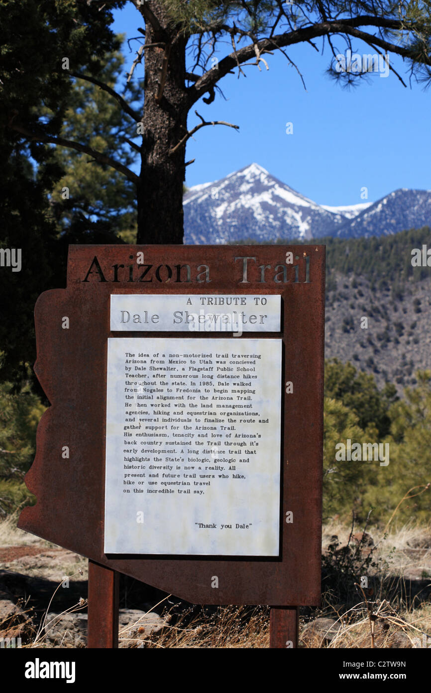 Arizona-Trail anmelden Buffalo Park in Flagstaff, Arizona mit der San Francisco Peaks im Hintergrund Stockfoto