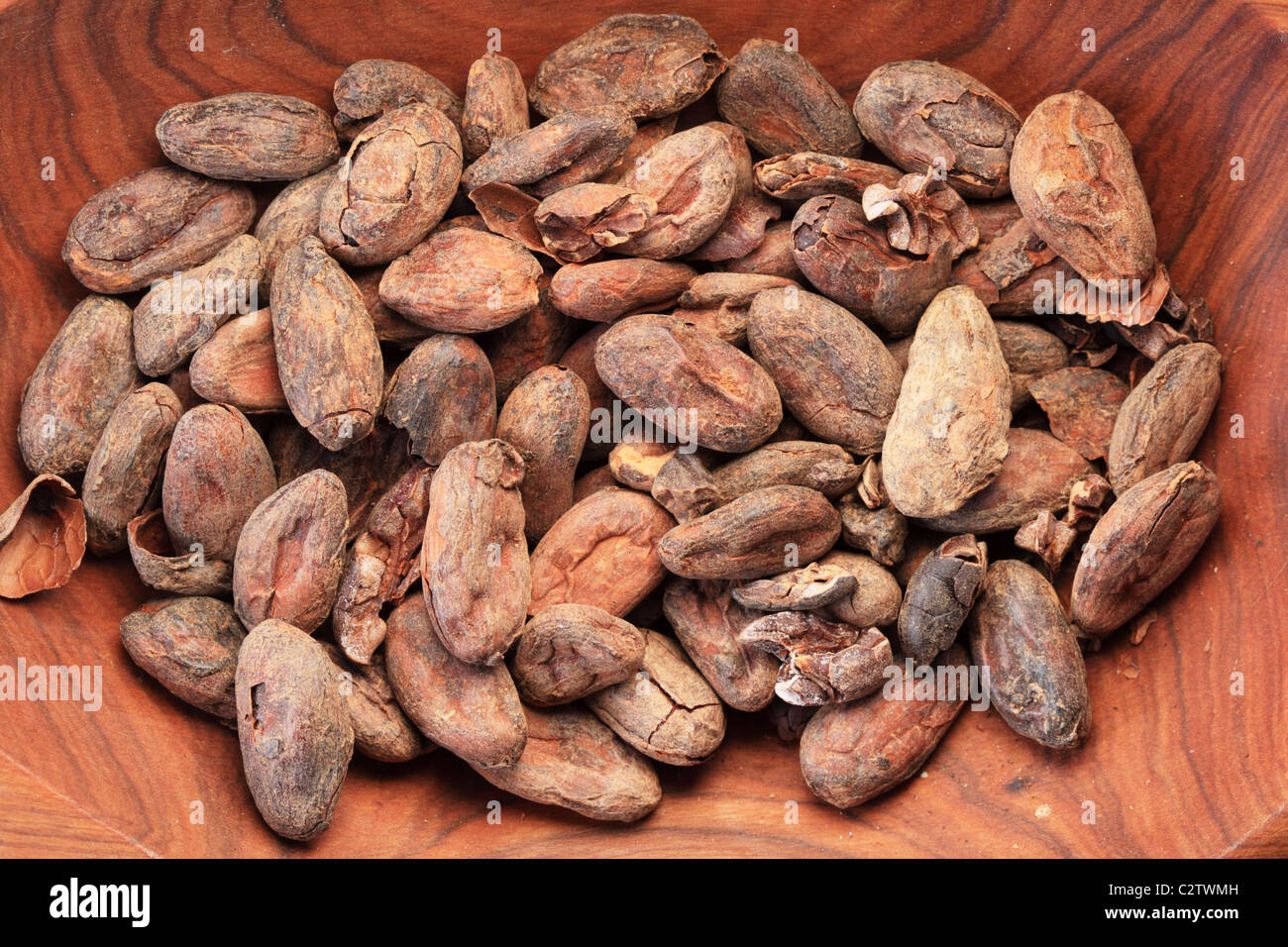 Kakao oder Kakao-Bohnen in einer Holzschale Stockfoto