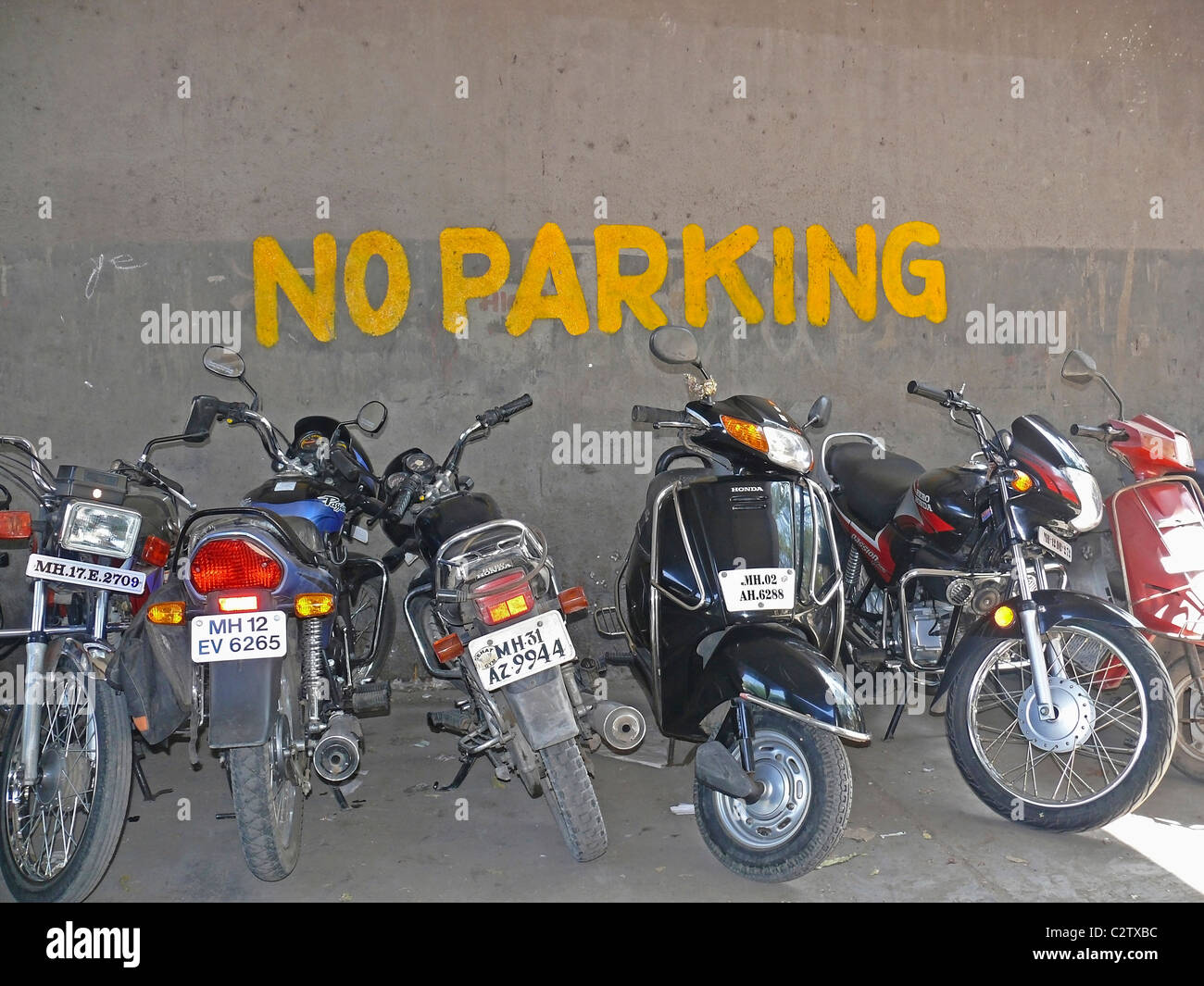 Motorräder, Fahrräder parken am Ort der keine Parkplätze, Pune, Maharashtra, Indien Stockfoto