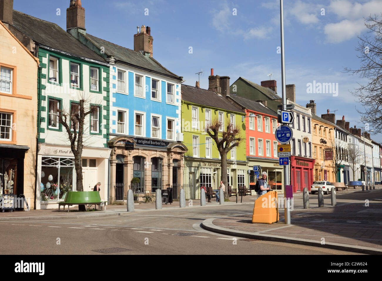 Marktplatz, Cockermouth, Cumbria, England, UK. Bunte georgianischen Gebäude mit Geschäften in der Fußgängerzone im Zentrum Stadt Stockfoto