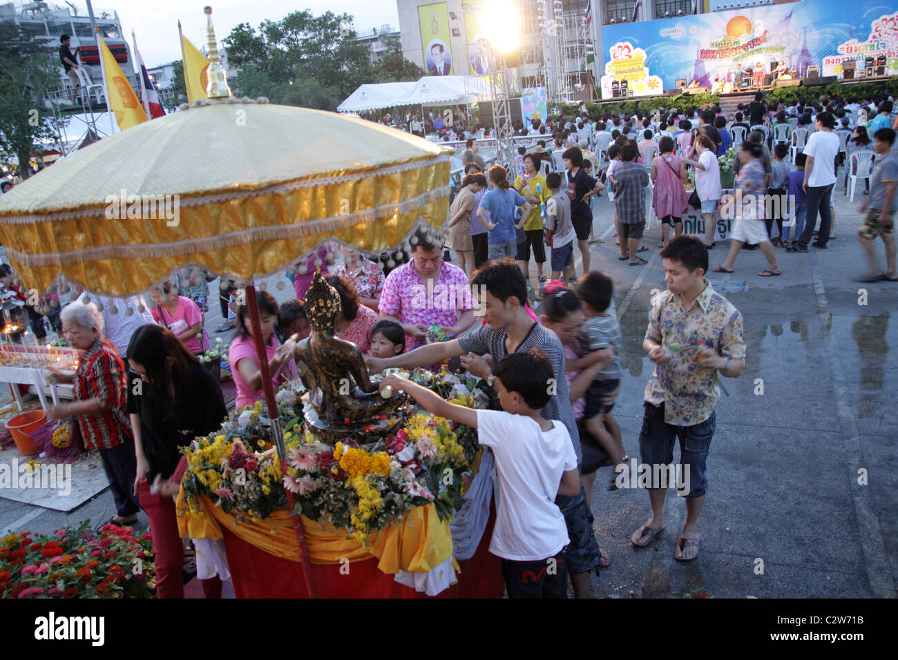 Thais Gießen Sie Wasser auf Buddha-Statue, Songkran Wasser-Festival in Bangkok Stockfoto
