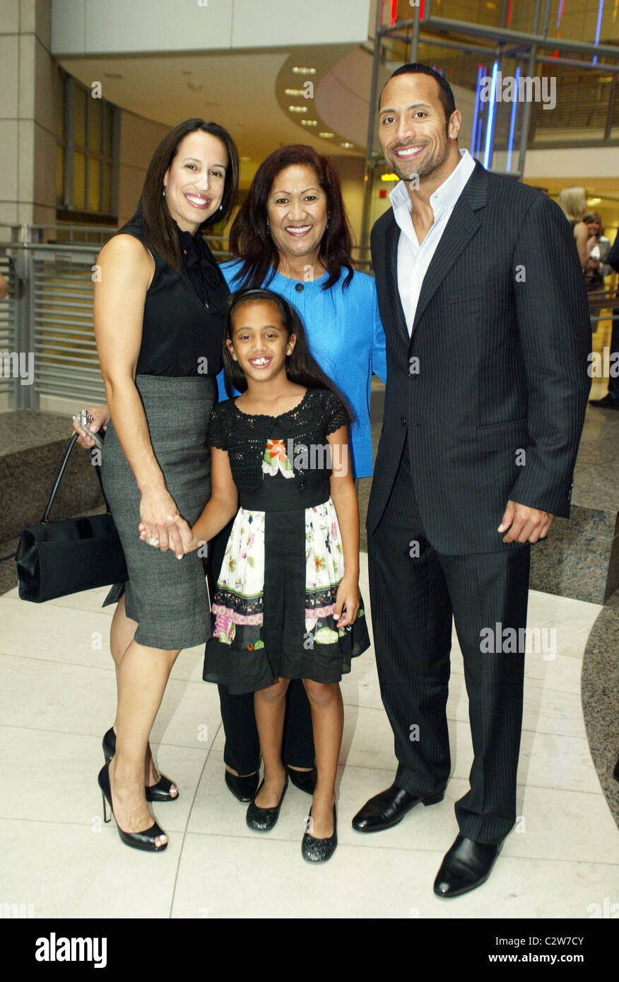 Dwayne Johnson The Rock Mit Seiner Ex Frau Mutter Und Tochter Die Teilnahme An Der Congressional Awards 2008 Goldmedaille Empfang Im Stockfotografie Alamy