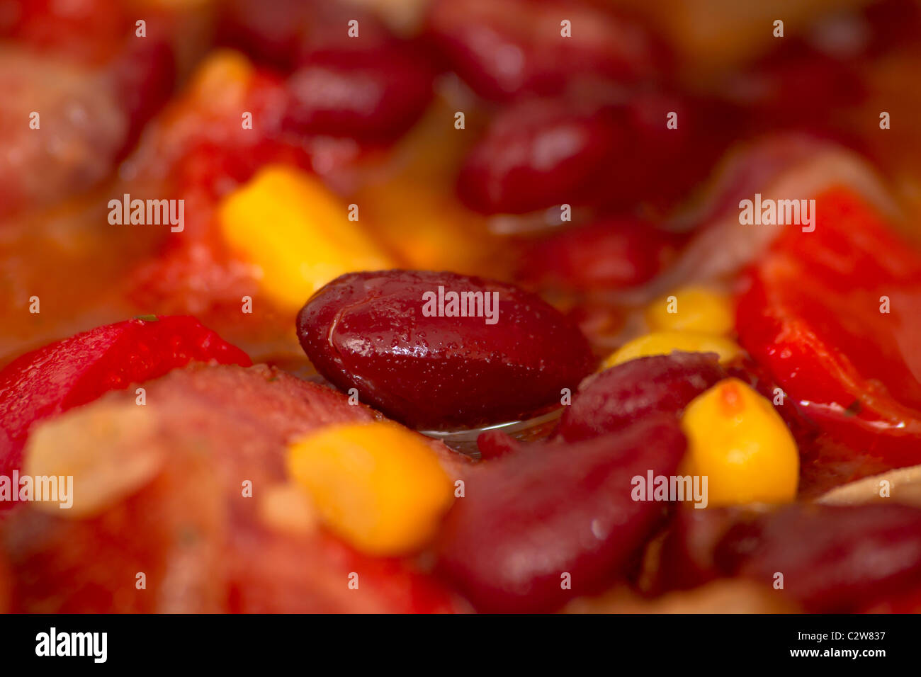 Rote Kidney-Bohnen in mexikanischen Chili mit Mais und Paprika Stockfoto