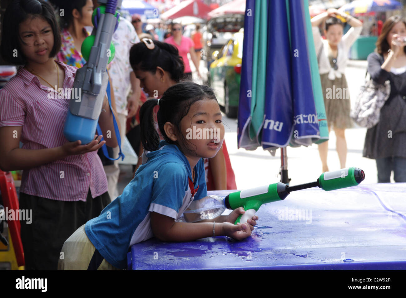 Thai-Mädchen mit Wasserpistole, Songkran Festival in Bangkok Stockfoto