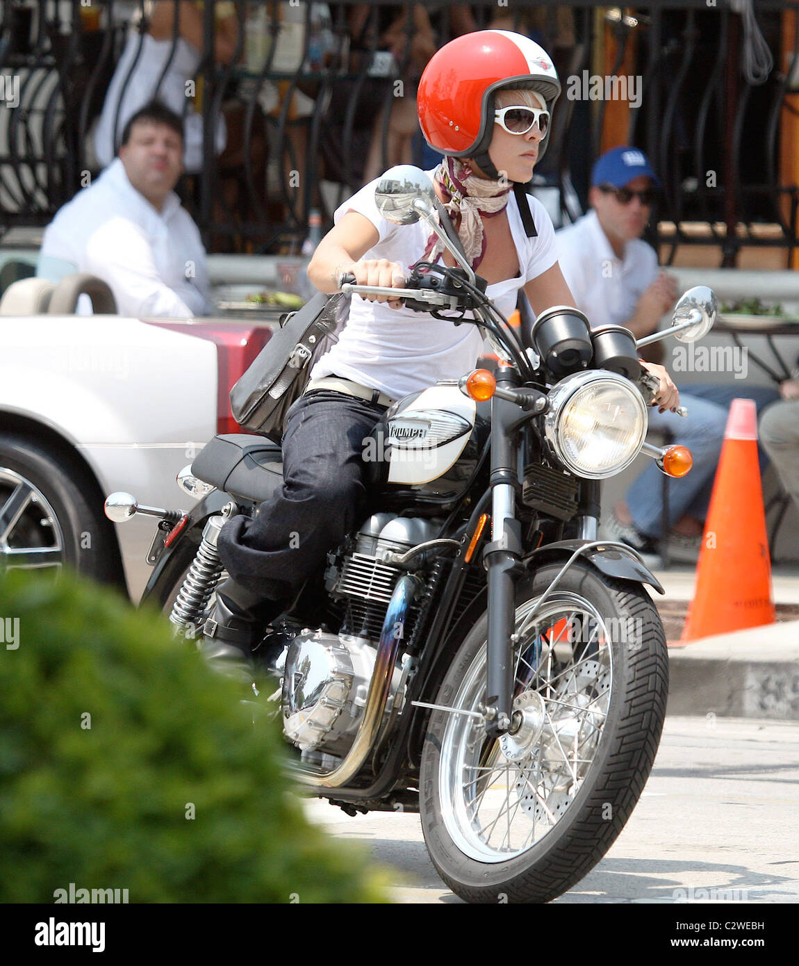 Pink auf ihrem Motorrad nach dem Mittagessen in der Urth Caffe in West Hollywood Los Angeles, Kalifornien - 26.06.08/Apega/Agent47 Stockfoto