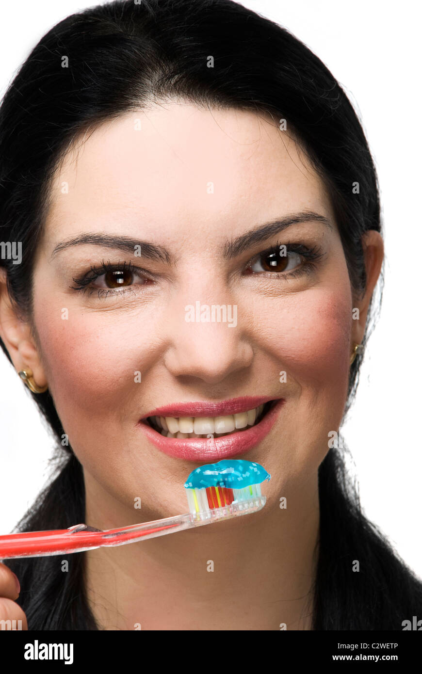 Nahaufnahme der schöne Brünette Frau bereit, ihre Zähne zu putzen und lächelnd für Sie Stockfoto