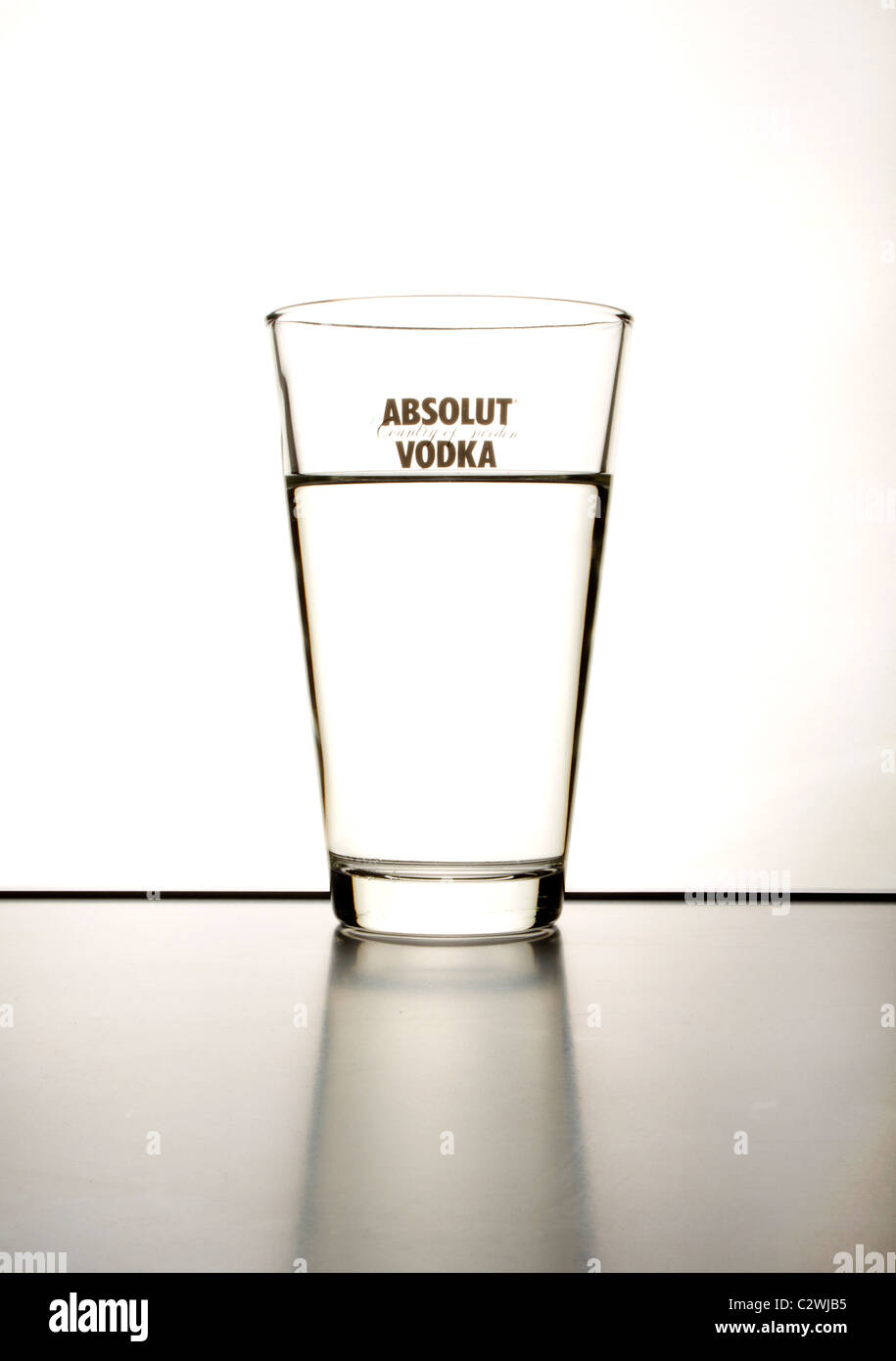 Glas mit Logo von Absolut Vodka mit Flüssigkeit und Reflexion auf dem Tisch  Stockfotografie - Alamy