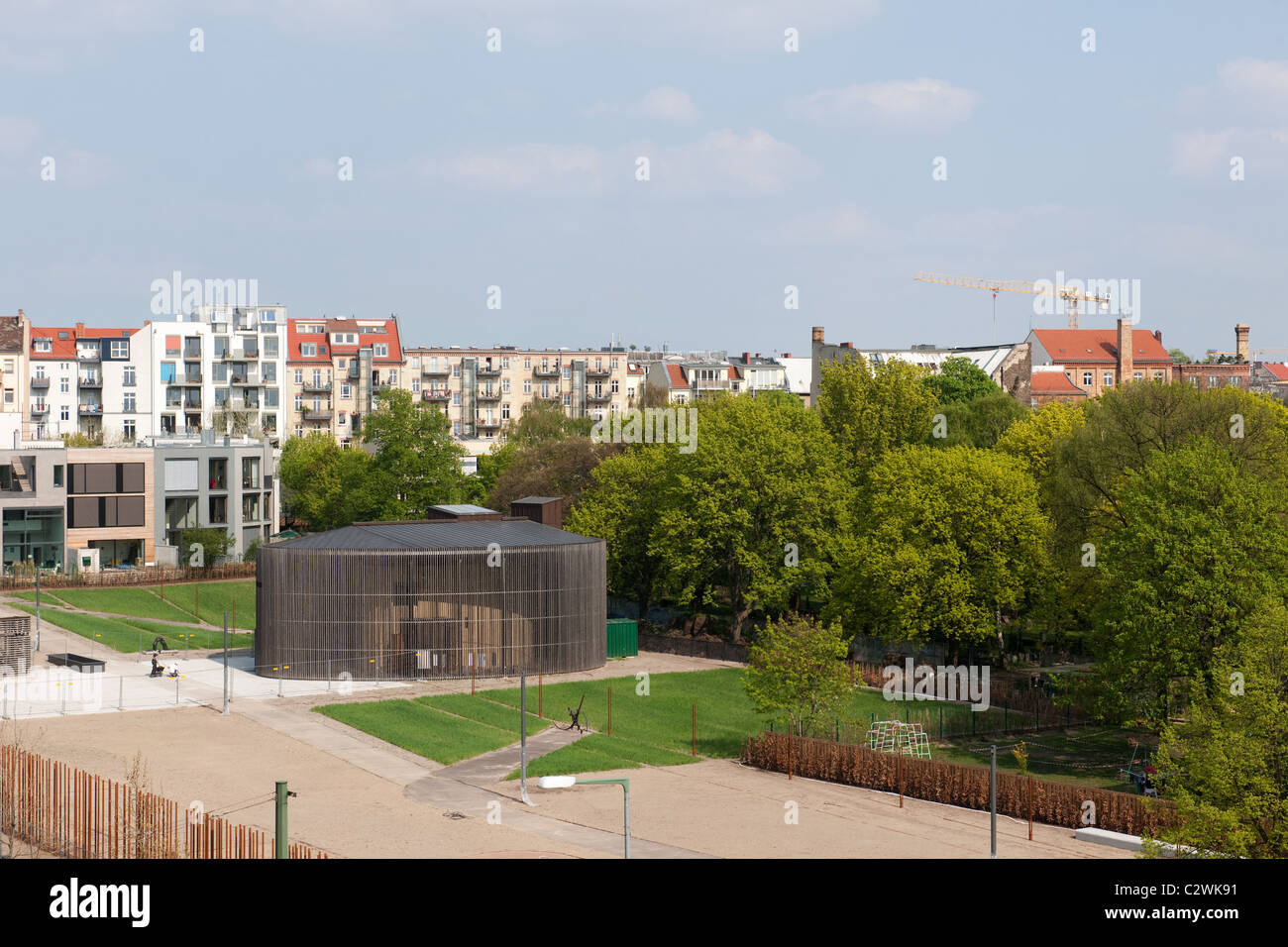 Die Berliner Mauer an der Bernauerstrasse mit Kirche Stockfoto