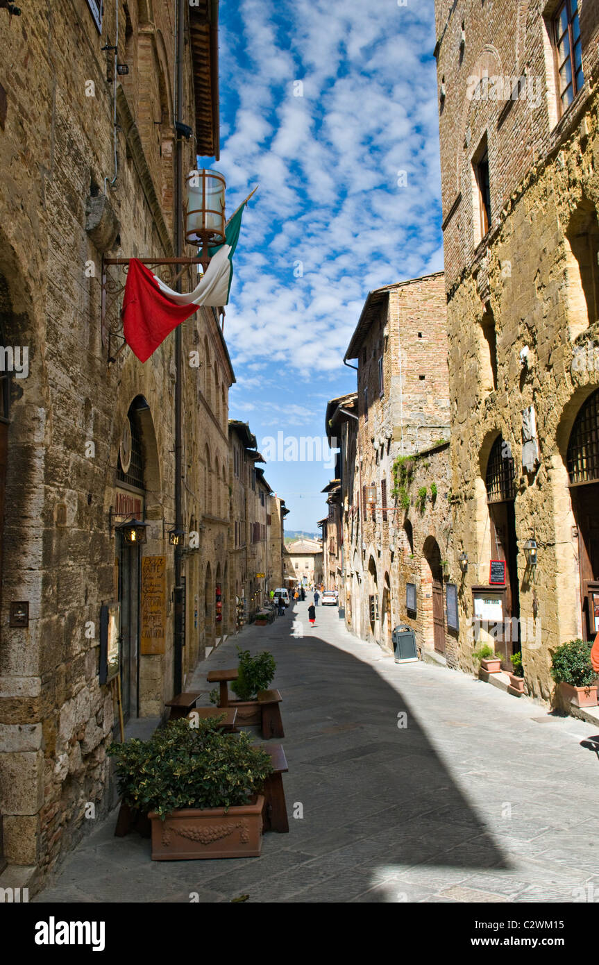 Via San Matteo, eines der wichtigsten Einkaufsstraßen in San Gimignano, Italien Stockfoto