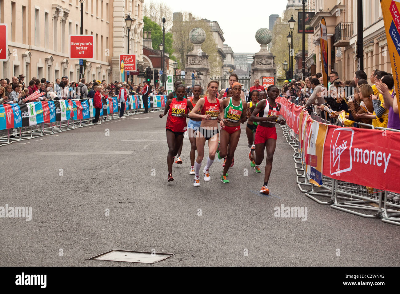 Frau Eliteläufer an den London Marathon 2011, Church Street, Greenwich London, England, Vereinigtes Königreich. Stockfoto