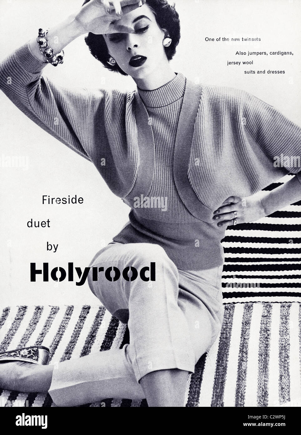 Werbung im Mode-Magazin ca. 1955 für Damen Twin setzt Pullover und Strickjacken aus Wolle von HOLYROOD Stockfoto
