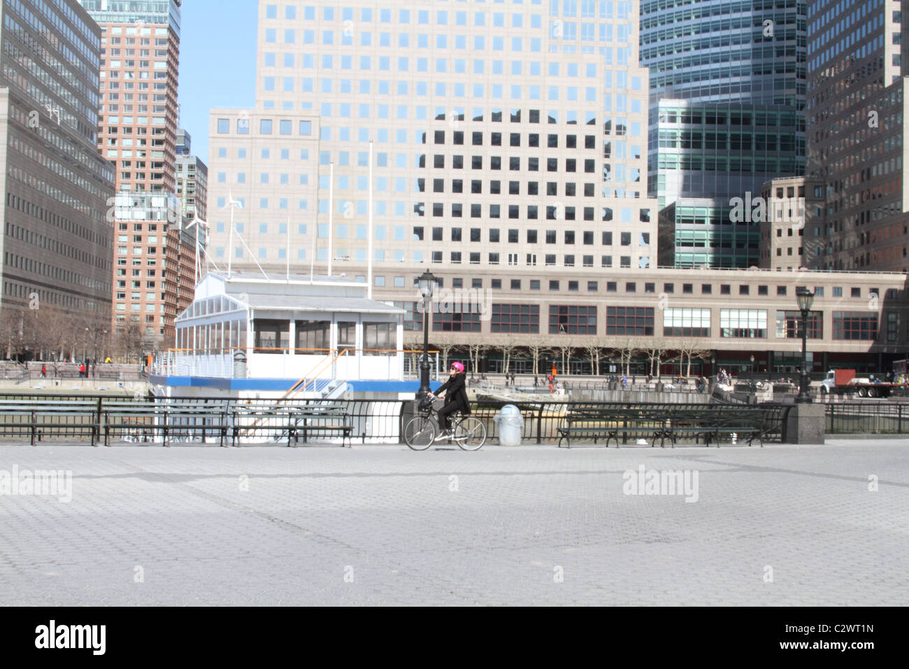 Frau Reiten Fahrrad außerhalb der Wintergarten vom Battery Park in New York City Stockfoto