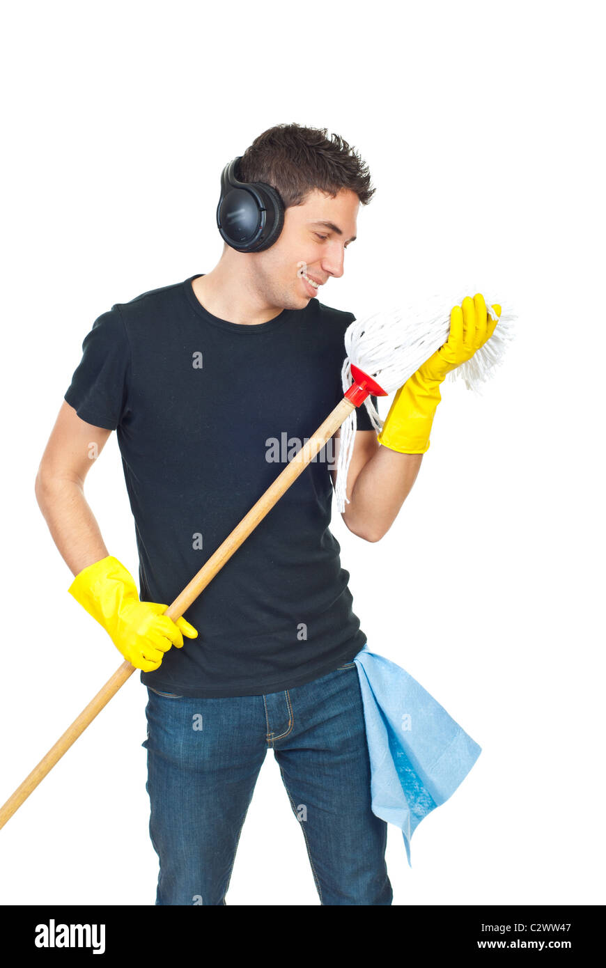 Lustig Reinigung junger Mann Musik im Kopfhörer hören und tanzen mit einer imaginären Frau Stockfoto