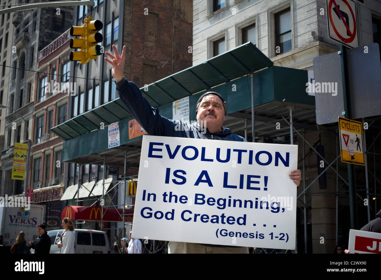 Ein religiöser Eiferer proselytizes gegen die Evolutionstheorie in New York auf Samstag, 9. April 2011. (© Frances M. Roberts) Stockfoto