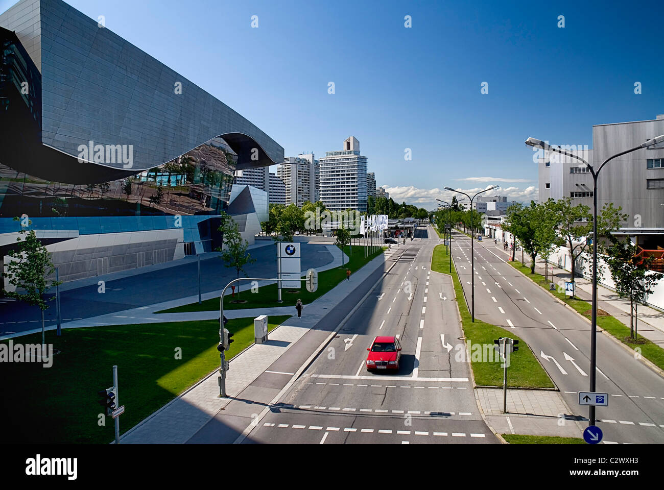 Deutschland, Bayern, München, BMW Welt, Welt, auf der linken Seite. Dies ist ein BMW-Showroom auf der anderen Straßenseite von Unternehmen corporate HQ. Stockfoto