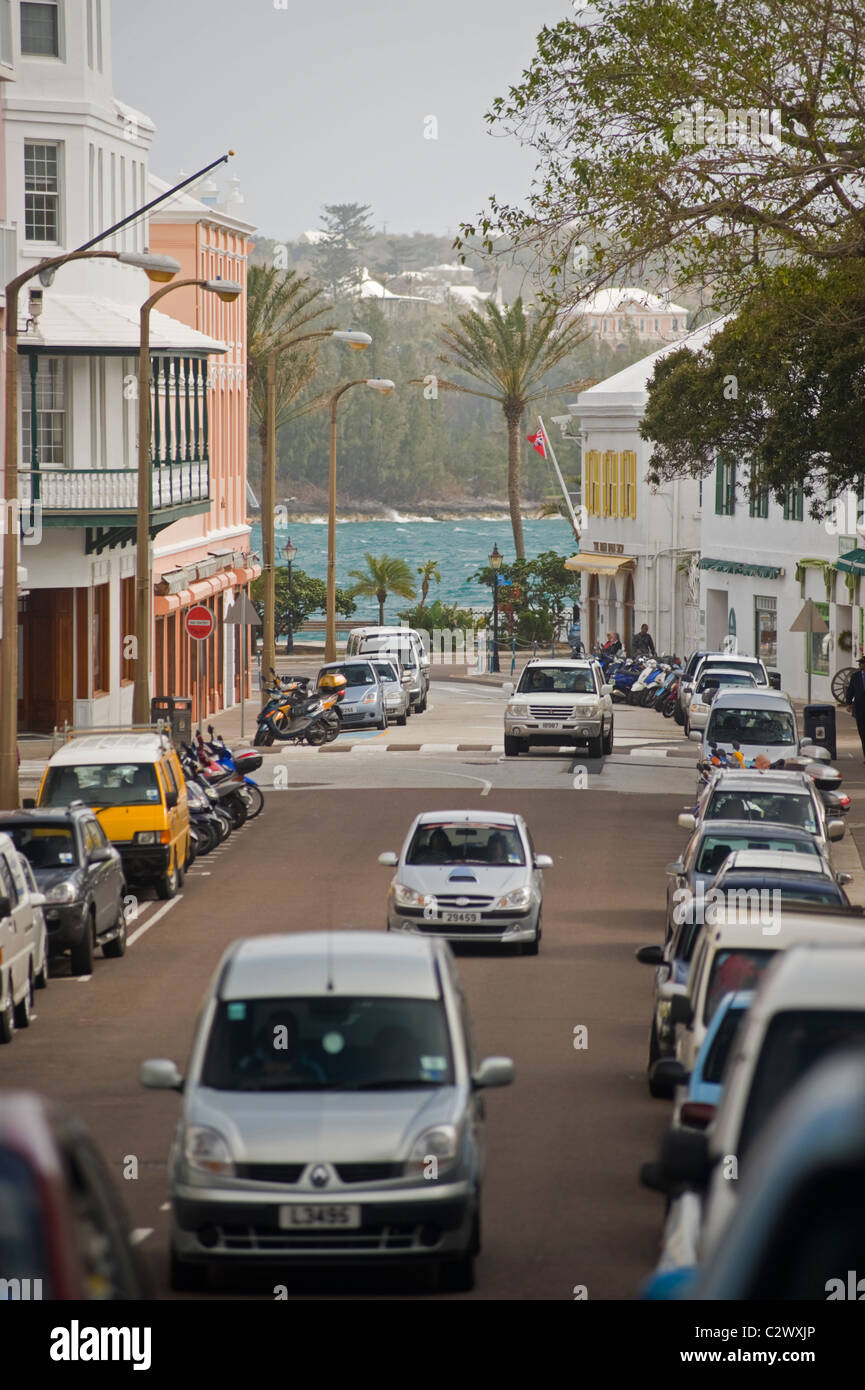 Auto- und Fußgängerverkehr auf Queen Street, Hamilton, Bermuda Stockfoto