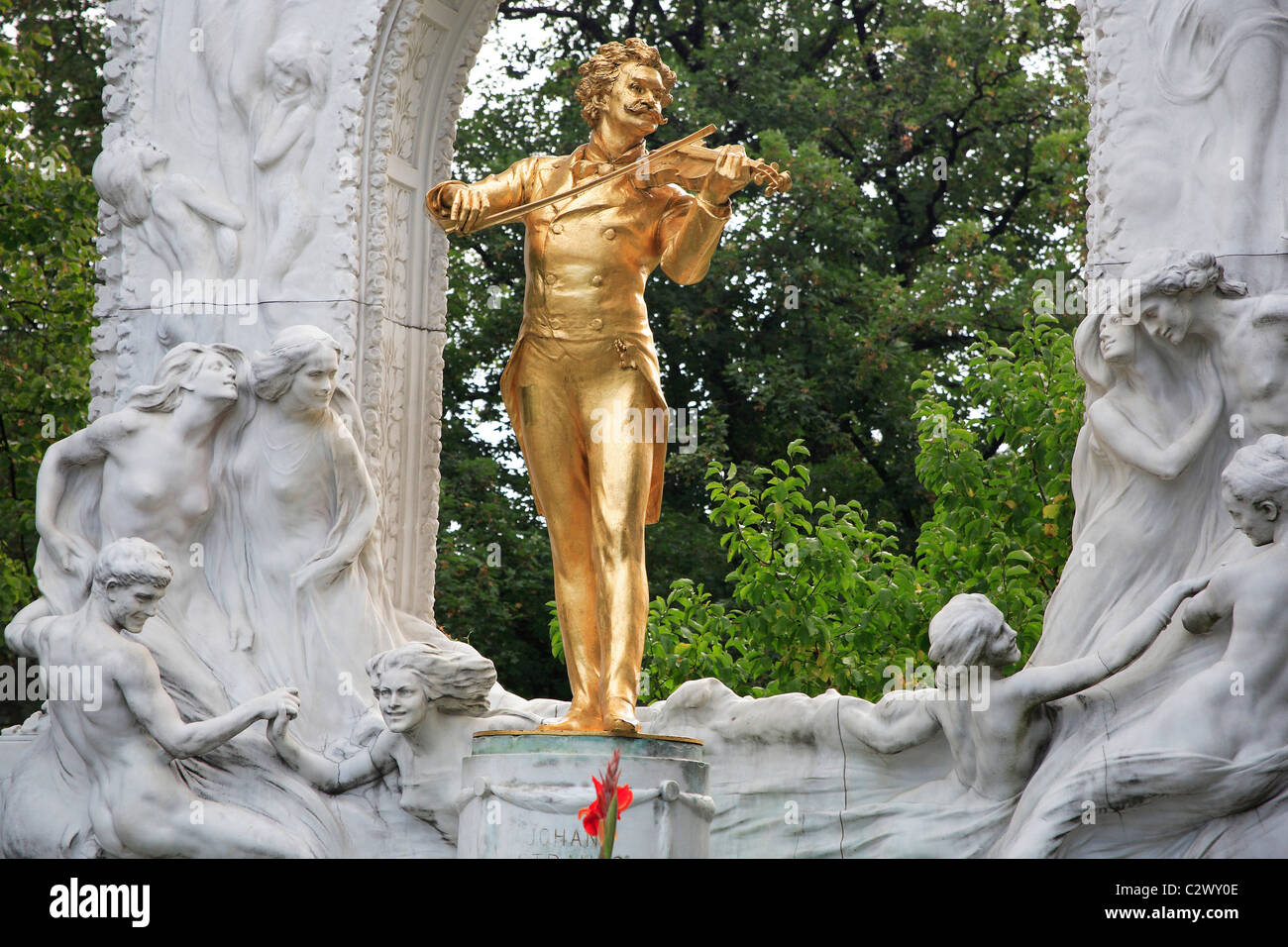 Österreich Wien goldene Statue von Johann Strauß im Stadtpark eine Geige zu spielen. Stockfoto