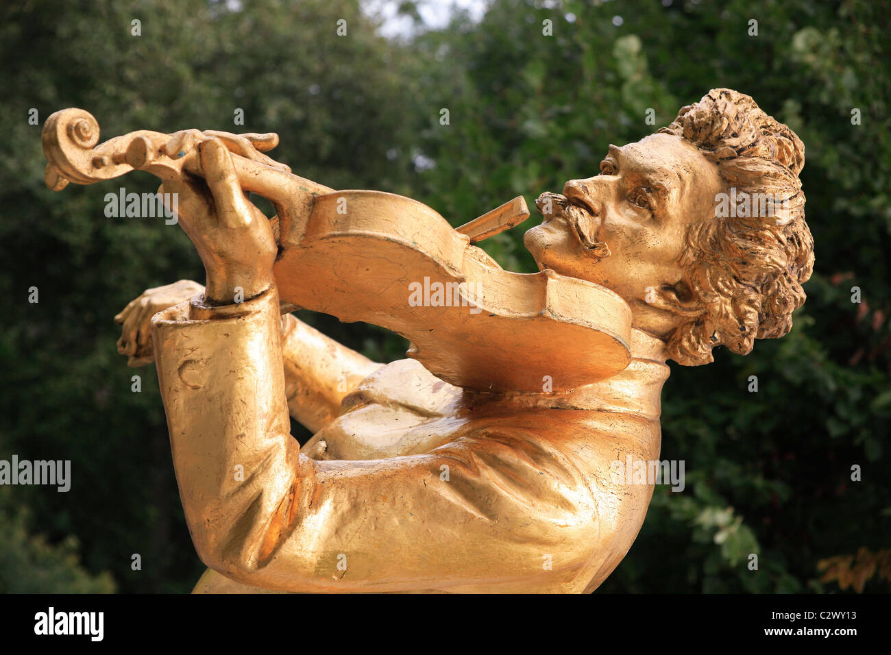 Österreich Wien goldene Statue von Johann Strauß im Stadtpark eine Geige zu spielen. Stockfoto