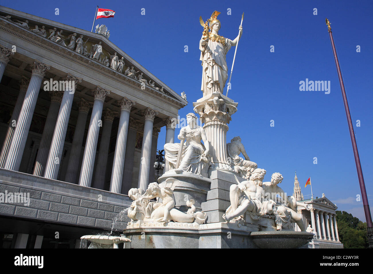 Österreich, Wien, Statue der griechischen Göttin Athene vor dem Parlamentsgebäude. Stockfoto