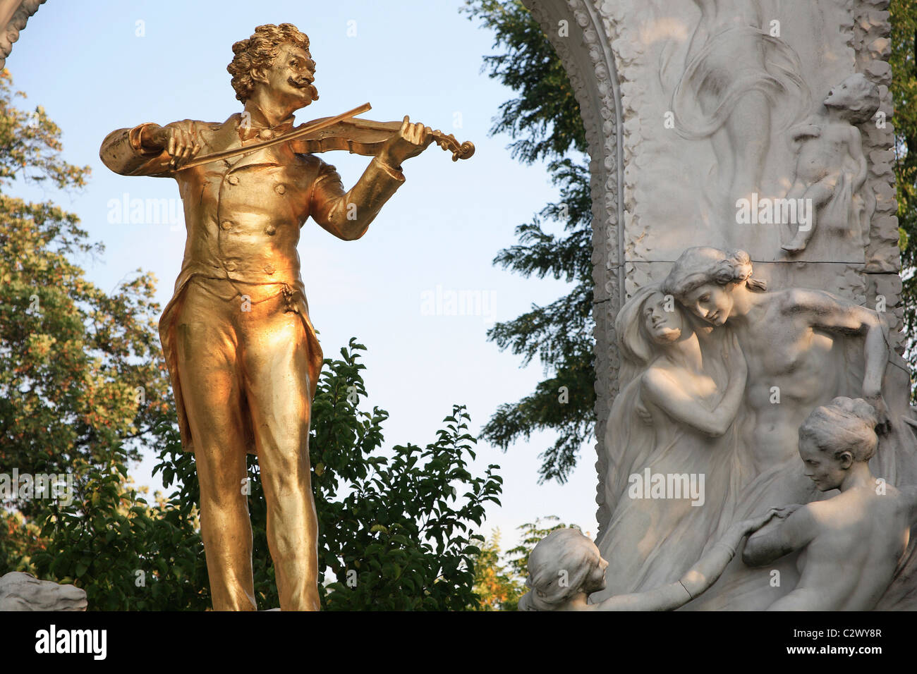 Österreich Wien goldene Statue von Johann Strauß im Stadtpark eine Geige zu spielen. Stockfoto