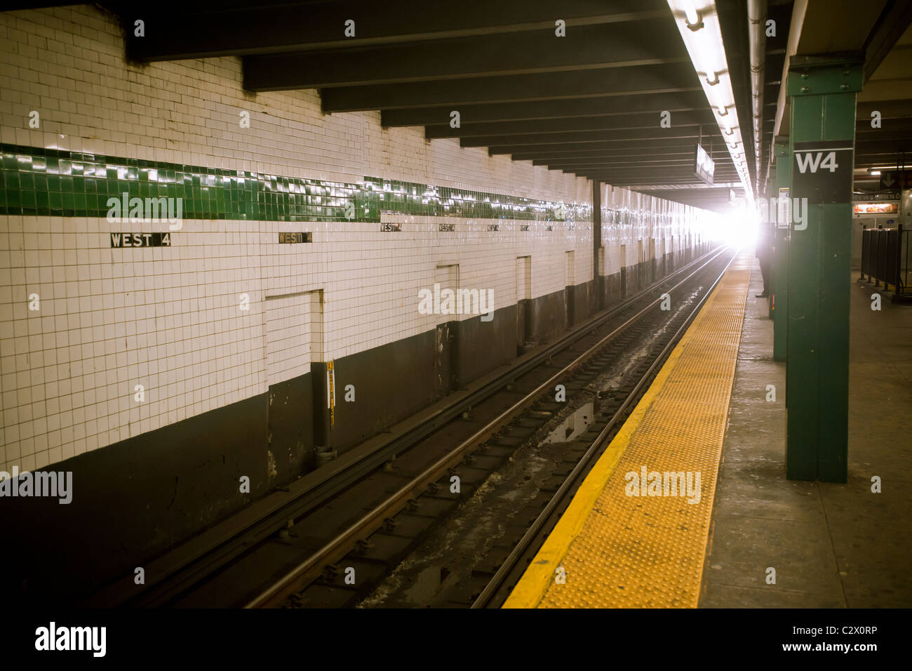 NYCTA u-Bahn Strecke Inspektion betritt die West 4th Street Station in New York Stockfoto