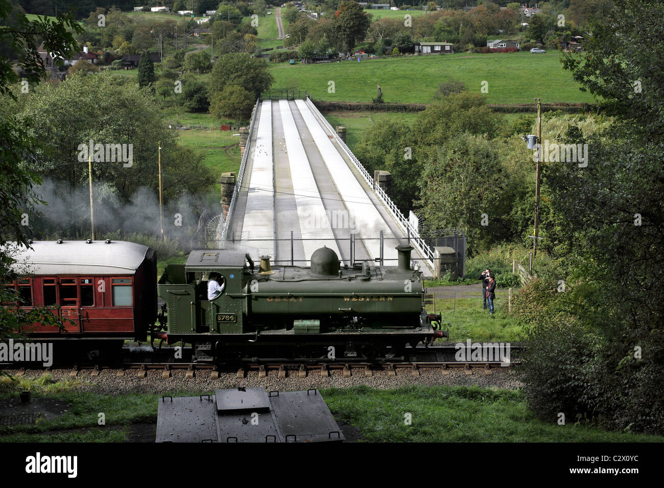 Ein Severn Valley Railway Zug vorbei eine Brücke über den Fluss Severn, in der Nähe von Bewdley. (Siehe Beschreibung für vollständige Beschriftung) Stockfoto