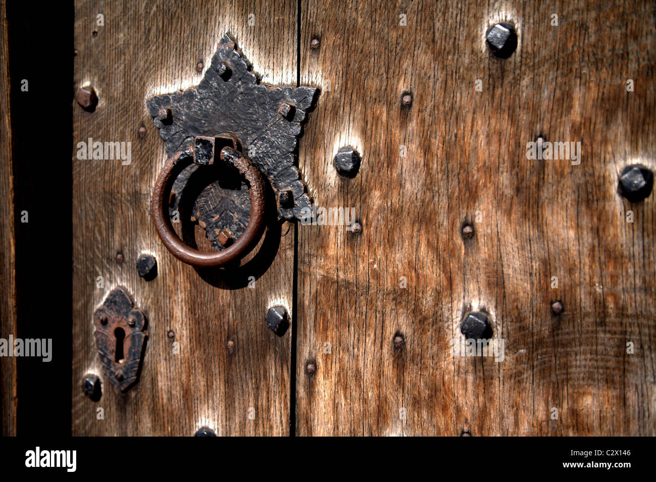 Metall Nieten Tür mit Schloss und Stern geformte Griff Stockfoto