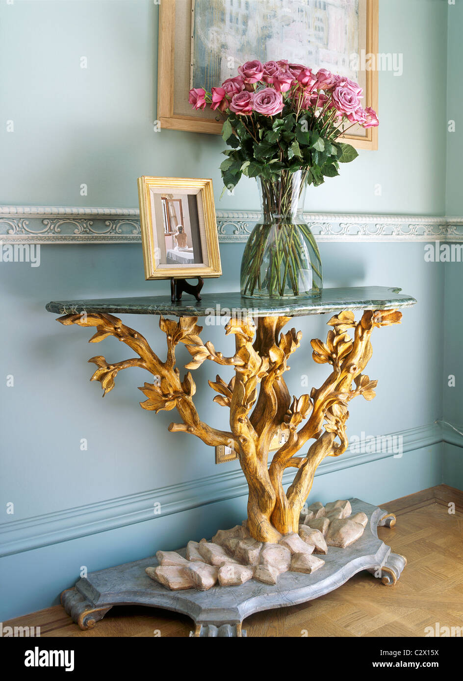 Gold Konsolentisch dekorativ verzierte Blumen Aqua Hintergrund Designer teuer Mayfair Haus Inneneinrichtung kreativ Michael Reeves Designer Innenausstattung Stockfoto