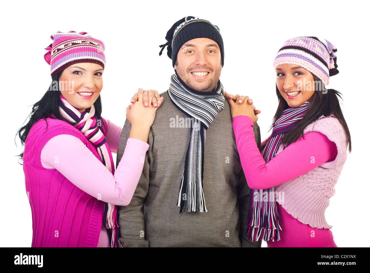 Fröhliche Freunde lächelnd und tragen bunte wollenen Mützen und Schals, die isoliert auf weißem Hintergrund Stockfoto