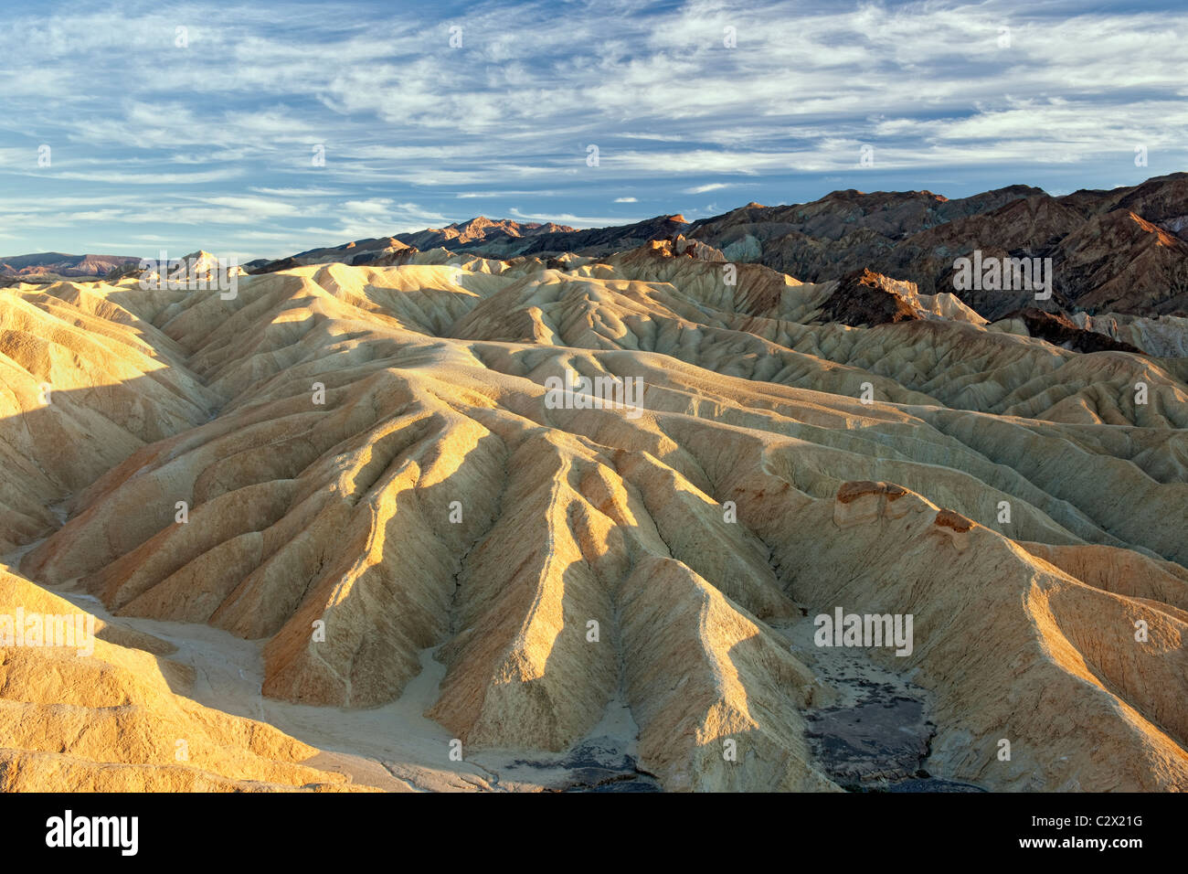 Abendlicht, wärmt die farbenfrohen Badlands von Golden Canyon im kalifornischen Death Valley National Park. Stockfoto