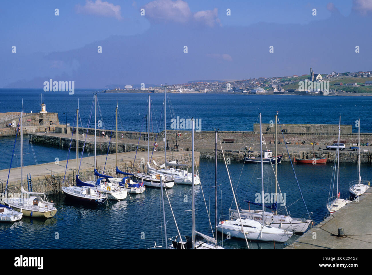 Banff Harbour, auf Macduff Stadt im Hintergrund, Schottland schottischen Häfen Küste Küstenlandschaft UK Boot Boote Stadt Städte Stockfoto