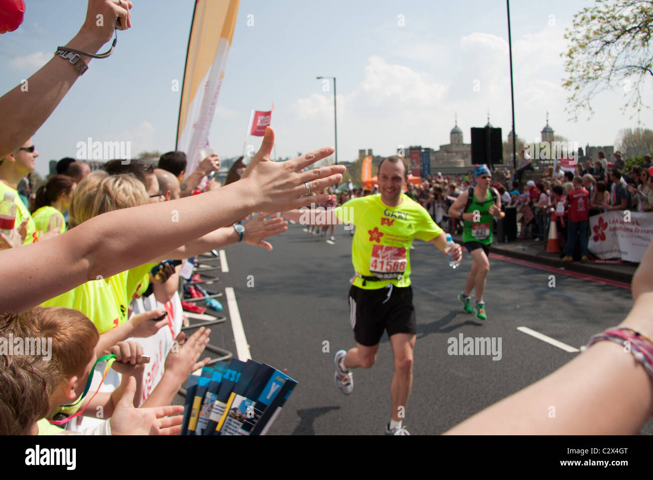 Ein Charity-Läufer in den London-Marathon 2011 und seine Anhänger Stockfoto