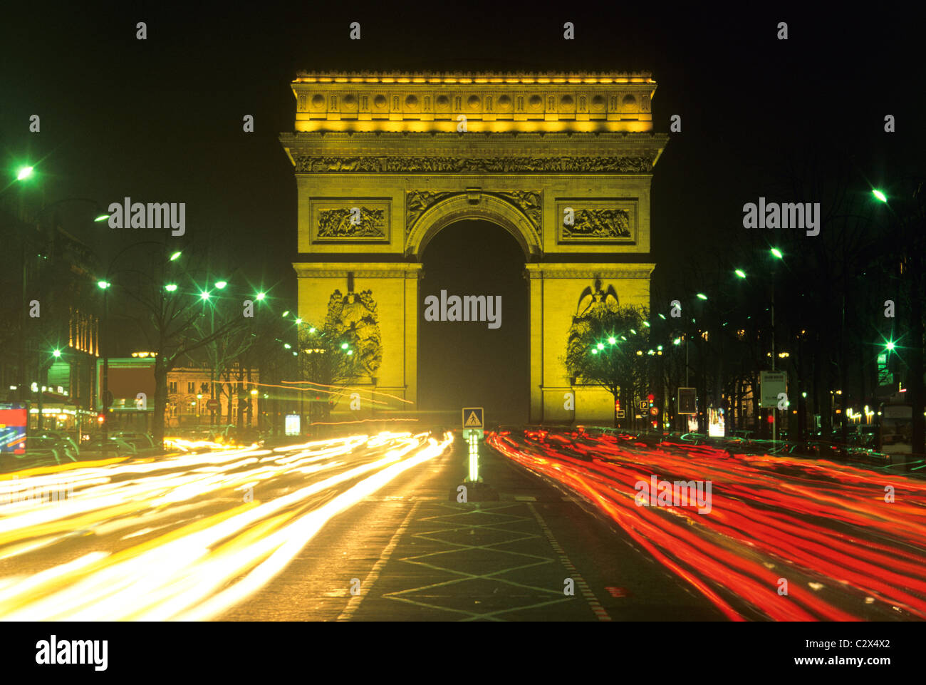 Arc de Triomphe nachts, Paris, Frankreich, verschwommene Ampel Stockfoto