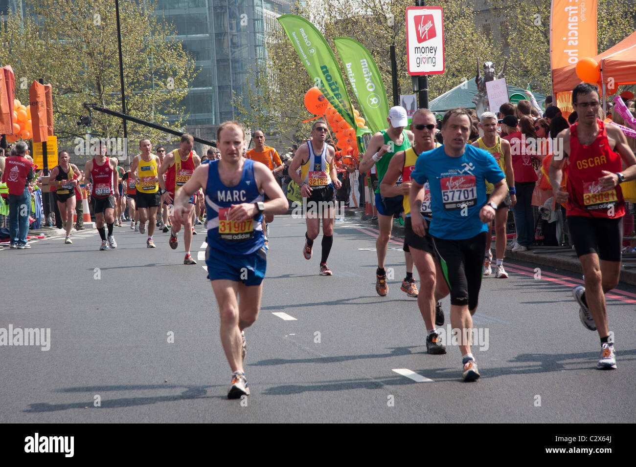 Läufer in den London-Marathon 2011, in der Nähe von Tower Hill Stockfoto