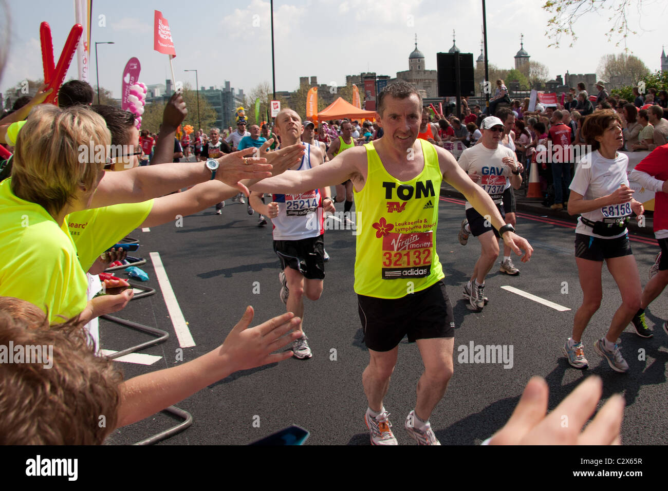 Ein Charity-Läufer in den London-Marathon 2011 und seine Anhänger Stockfoto