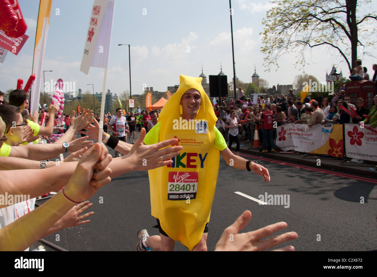 Liebe Läufer, gekleidet wie eine Banane in den London-Marathon 2011 und seine Anhänger Stockfoto
