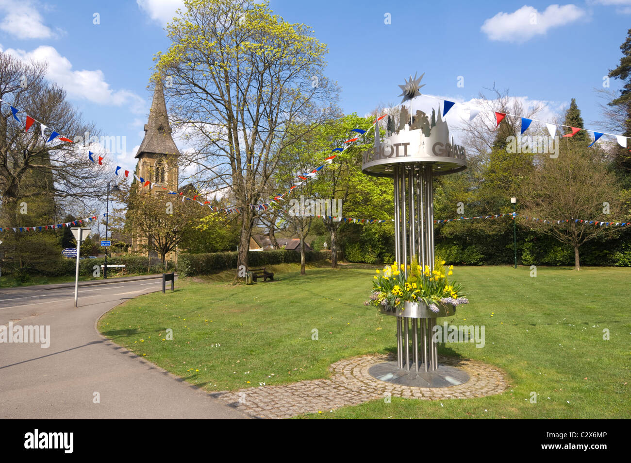 Moderne Skulptur mit Dorf name, Grayshott, Hampshire, Großbritannien Stockfoto