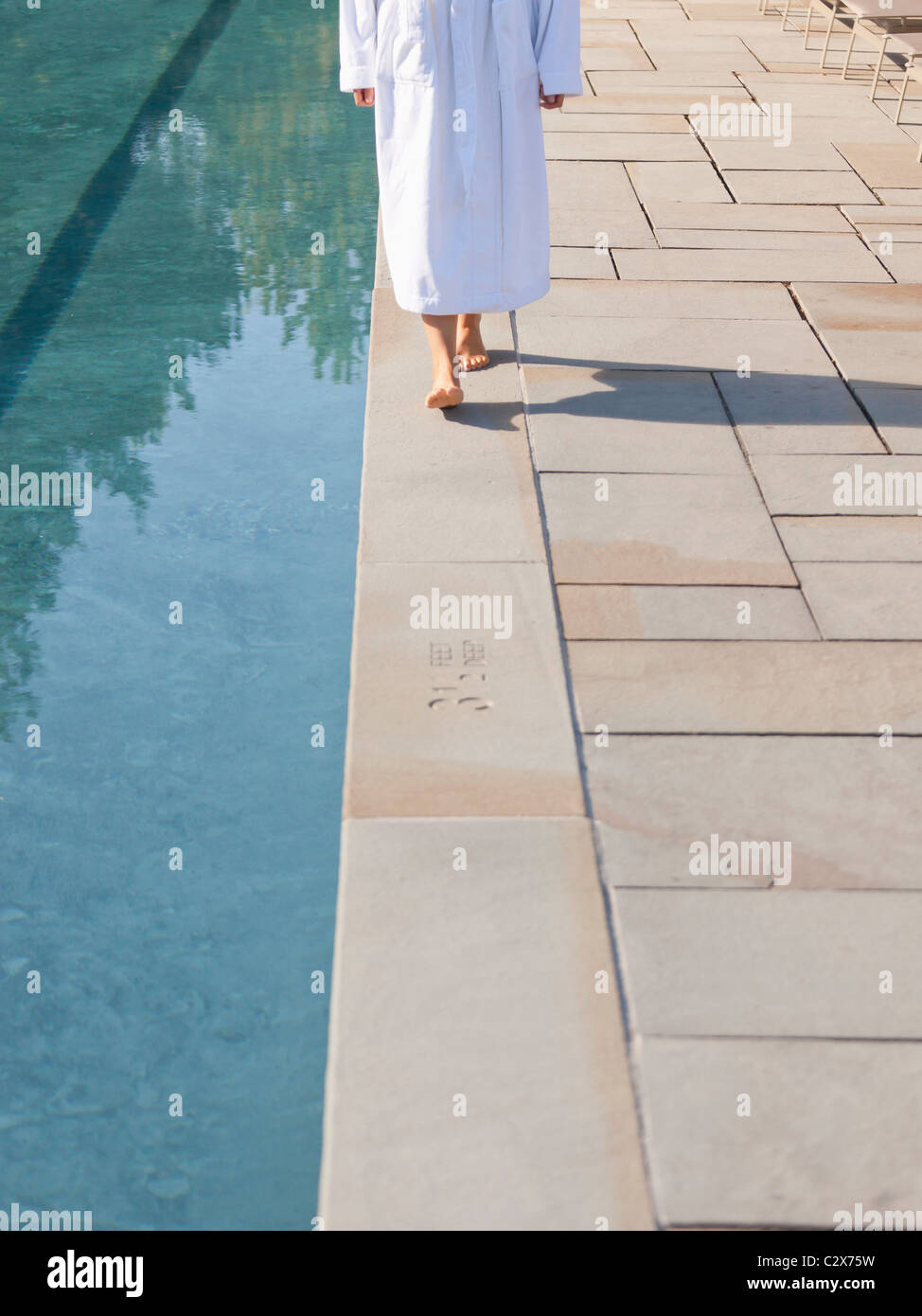 Frau zu Fuß in der Nähe von Schwimmbad Stockfoto